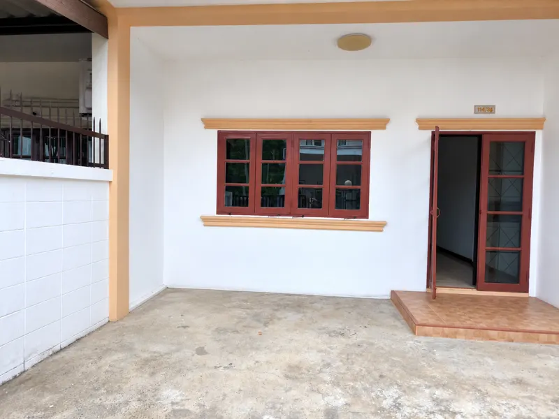 หน้าบ้านและพื้นที่จอดรถ